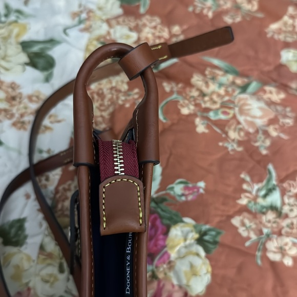 Dooney & Burke | Wayfarer Letter Carrier in navy. Like New crossbody A00177 - Picture 4 of 11